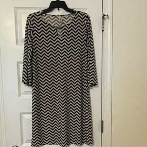 EUC “TACERA” Brand Dress Black & Cream ZigZag Design PulloverW/-3/4” sleeve Sz M